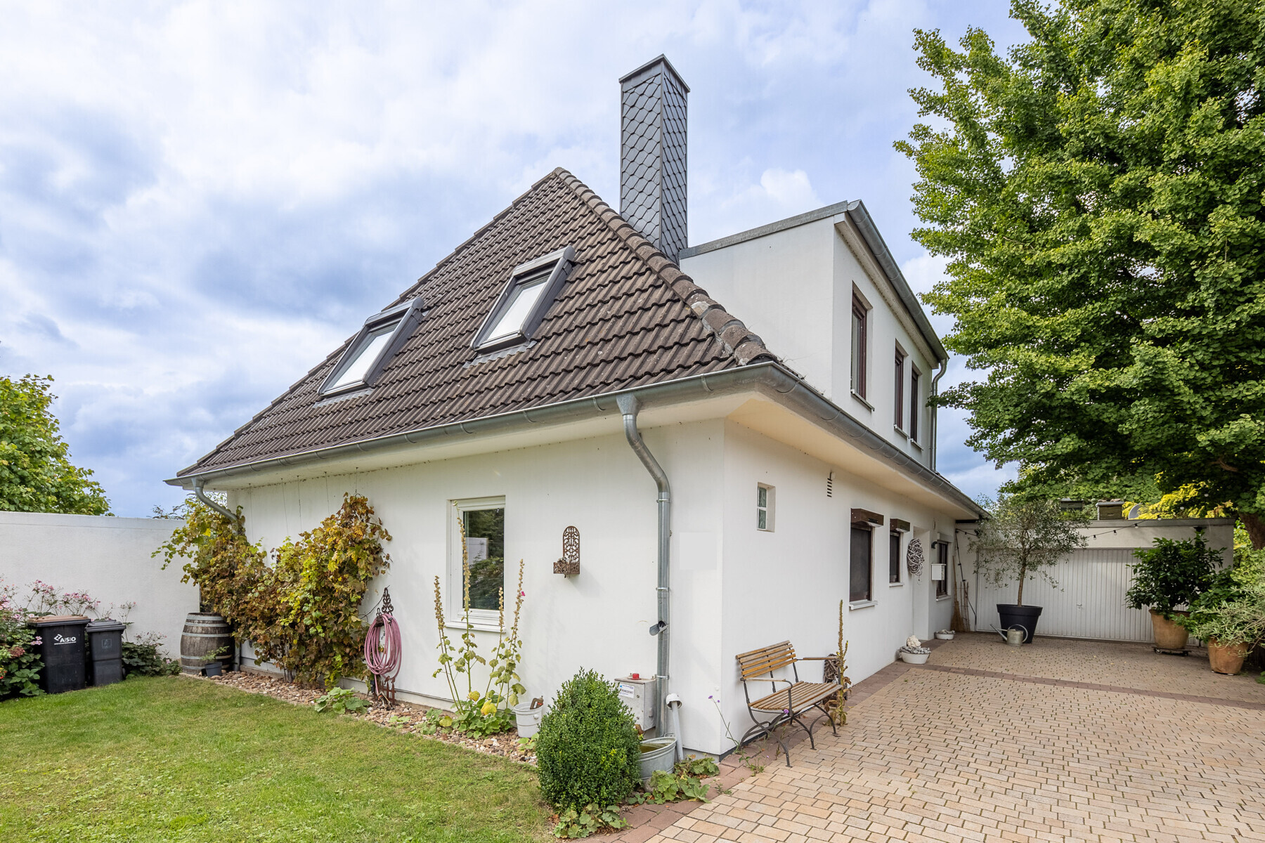 Modernes Wohnen mit dem gewissen Etwas
- Großzügiges Einfamilienhaus mit Blick ins Grüne